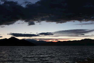 黄昏湖畔 远山与云霞