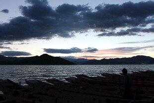 海边暮色下的壮丽天空景观