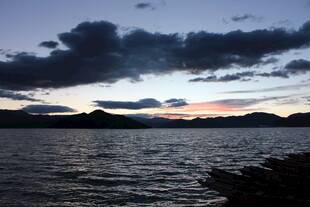 黄昏湖畔 云霞与湖水相映