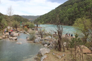 山间河畔的休闲美景