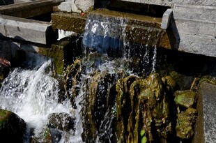 山间小瀑布流水景致