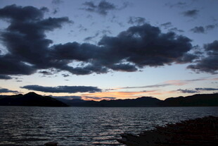 湖畔黄昏 乌云下的静谧景致