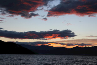 日落时分的壮丽湖山景色