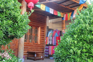 藏式木屋旁的多彩经幡