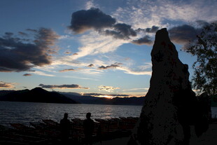 海边黄昏下的独特岩石景观