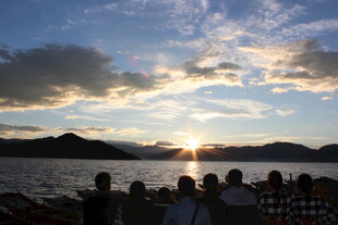 海边赏日落的人群