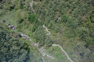 空中俯瞰山间蜿蜒小路