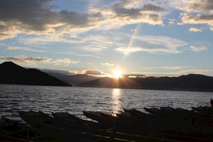 夕阳下的湖畔美景