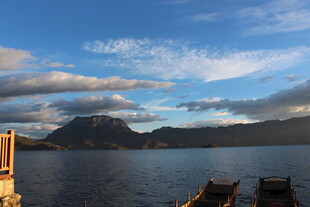 湖畔美景 船只静泊