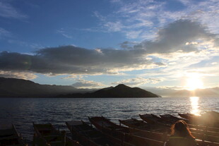 夕阳下的湖畔美丽风光