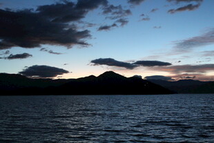 黄昏湖畔 远山与云霞