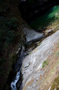 山间溪流潺潺流淌