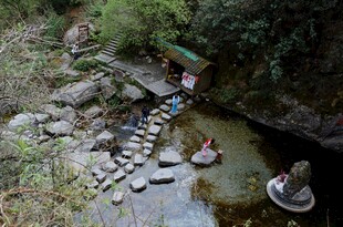 山间溪流中的踏石戏水场景