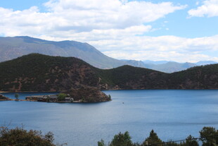 美丽湖景与远山风光