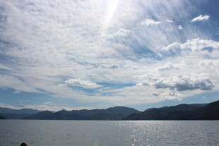 蓝天白云下的宁静湖水