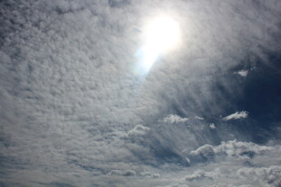 阳光穿透云层的天空景象