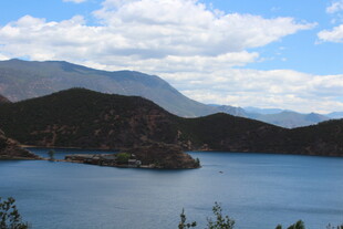 美丽湖景与远山风光