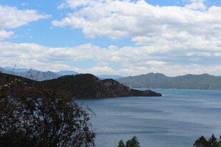 湖畔青山蓝天白云美景