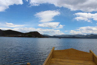 泛舟湖上赏蓝天白云美景