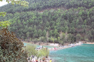 青山环抱的碧色湖水