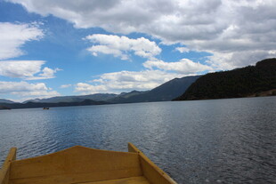 泛舟湖上赏山水美景