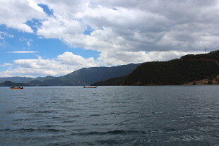 湖光山色间的宁静水域