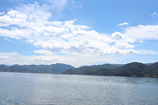 蓝天白云下的宁静湖水