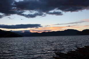 湖畔日落时分的美丽景致