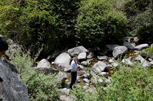 山间徒步者与溪流岩石