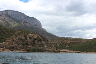 海上远眺巍峨山峦景色