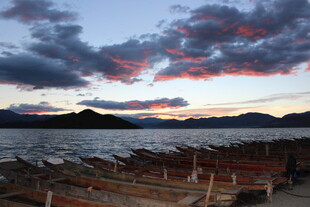 湖畔暮色中的停泊小船