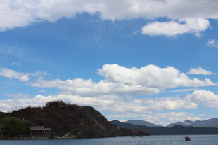 蓝天白云下的山水风光