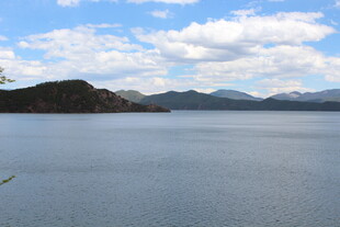 宁静湖景与远山蓝天