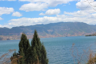 湖畔青山绿树蓝天美景