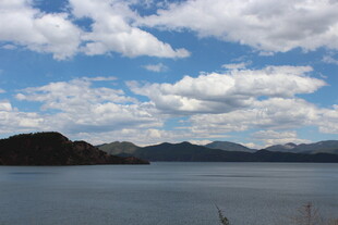 蓝天白云下的宁静湖水