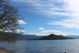 湖畔风光 远山近树映蓝天