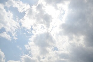 蓝天白云间的阳光景致