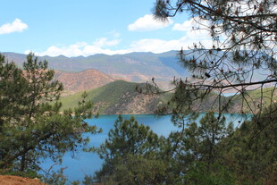 湖畔山林间的秀丽风光