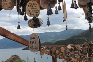 湖畔祈福风铃与美丽风景