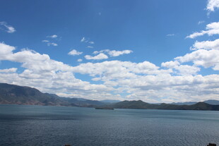 蓝天白云下的宁静湖水