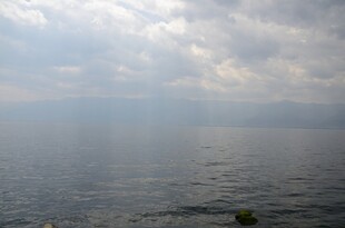 湖面云景 静谧自然风光