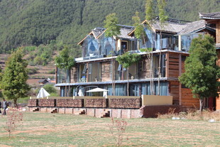 山间特色多层木质度假屋