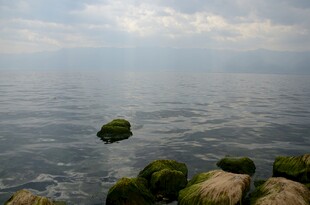 海面礁石与穿透云层之光