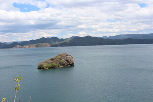 湖心孤石 山水相映成趣