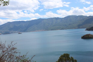 宁静湖景与远山风光