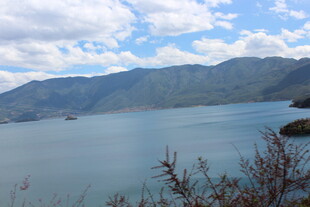 宁静湖景与远山