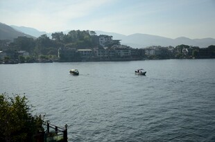 湖畔小船与远处山峦美景