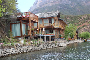 河畔山间的木质度假小屋