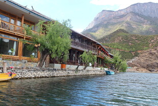 湖畔山居 山水相依的美景