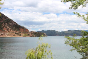 湖畔青山风光秀丽